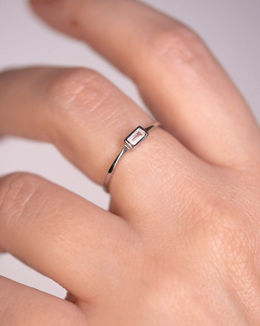 Silver band ring with rectangle zirconia